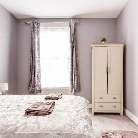 4 Bedroom House, 2 Min Walk From Station London Eksteriør bilde