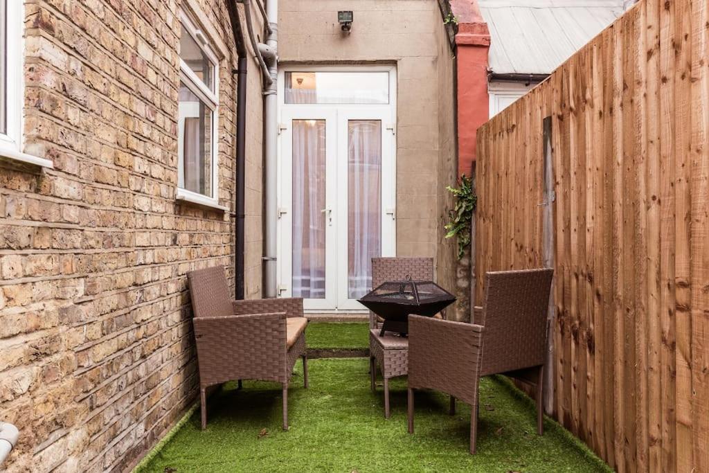 4 Bedroom House, 2 Min Walk From Station London Eksteriør bilde