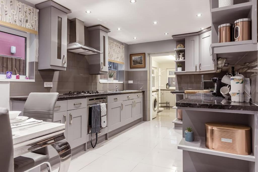 4 Bedroom House, 2 Min Walk From Station London Eksteriør bilde