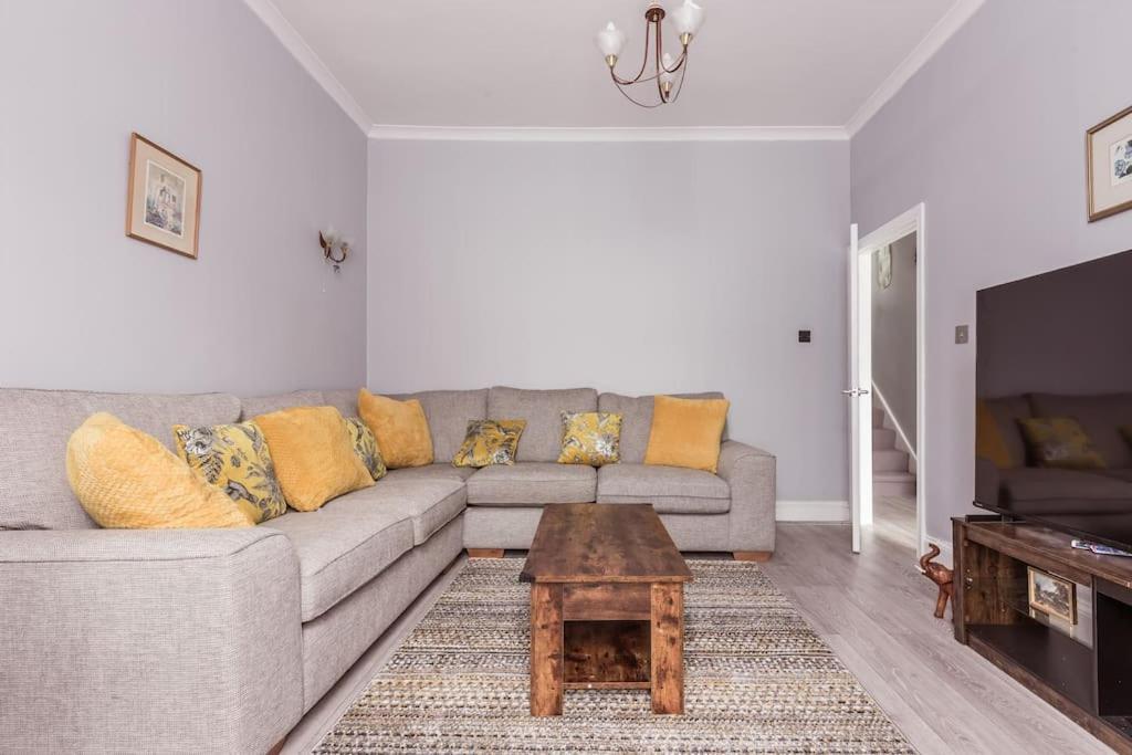 4 Bedroom House, 2 Min Walk From Station London Eksteriør bilde