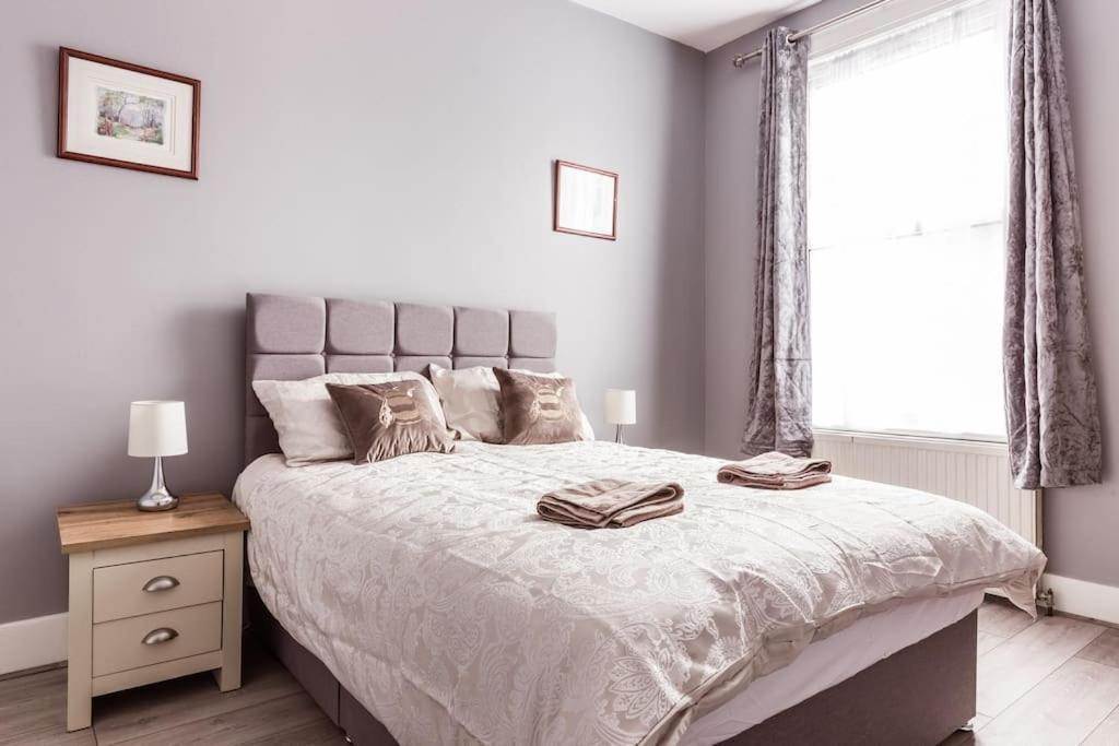 4 Bedroom House, 2 Min Walk From Station London Eksteriør bilde