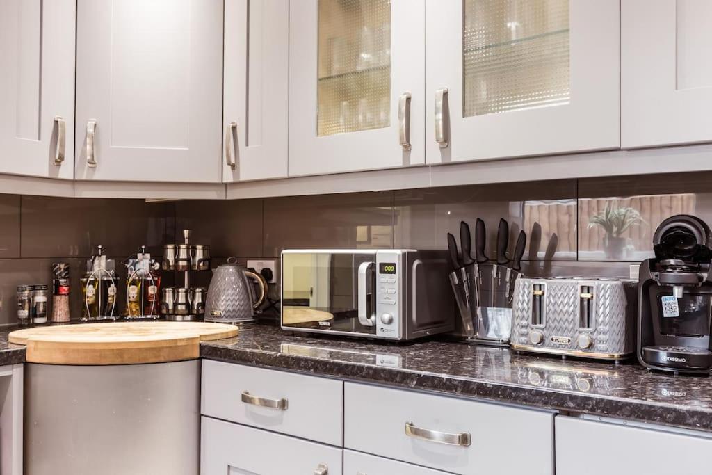 4 Bedroom House, 2 Min Walk From Station London Eksteriør bilde