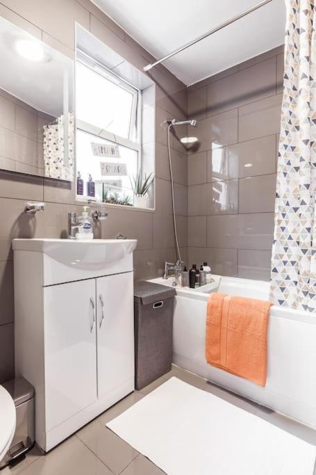 4 Bedroom House, 2 Min Walk From Station London Eksteriør bilde
