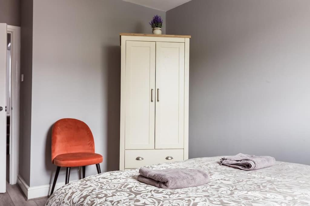 4 Bedroom House, 2 Min Walk From Station London Eksteriør bilde